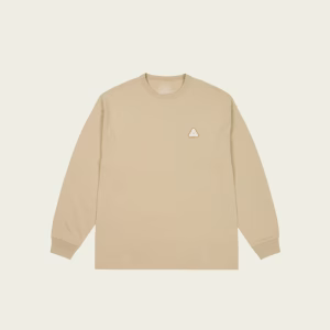 Model wearing SOFAR Longsleeve Stoney Grey, front view